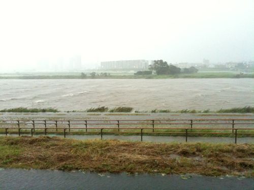 台風15号(ロウキー) ヤバイです。